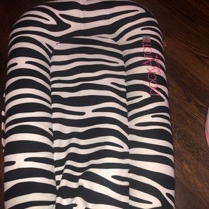 Dockatot Deluxe + bundle with extra cover